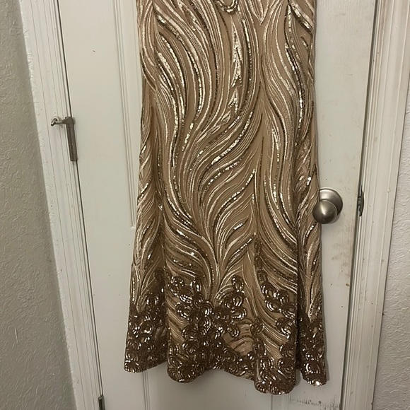 Beautiful Gold Sequins Form Fitting Size Small. - Picture 2 of 12